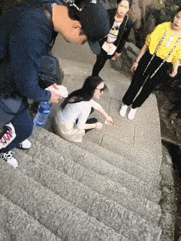 葡萄|爆笑GIF：妹子：这是我最后一吻，咱们以后不见......吐