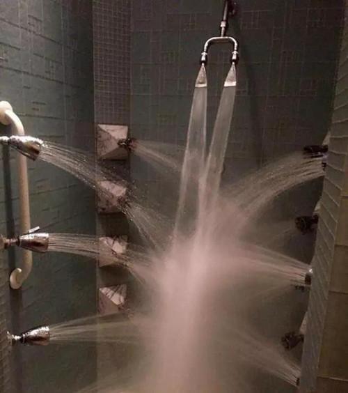 偏远|轻松一刻：深夜接弟媳下班，经过了一家偏远酒馆，她小声问……