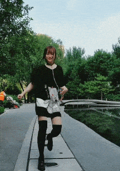 偏远|轻松一刻：深夜接弟媳下班，经过了一家偏远酒馆，她小声问……