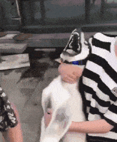 偏远|轻松一刻：深夜接弟媳下班，经过了一家偏远酒馆，她小声问……