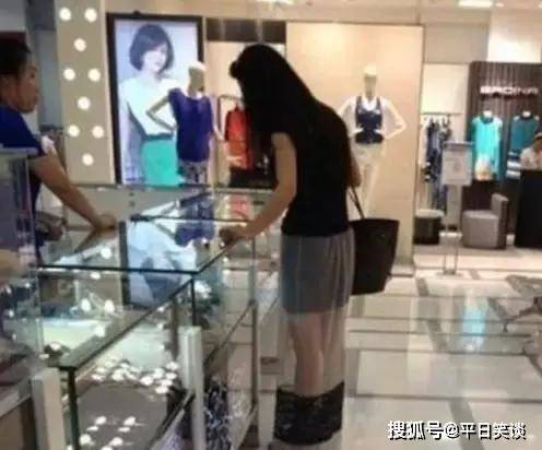 老板娘|爆笑段子：电子城里就这一家的生意最好，老板娘亲自上阵啊