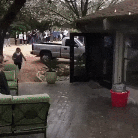 栗子|搞笑GIF趣图:哥们，这停车神器不错，如果被小偷发现就麻烦了！