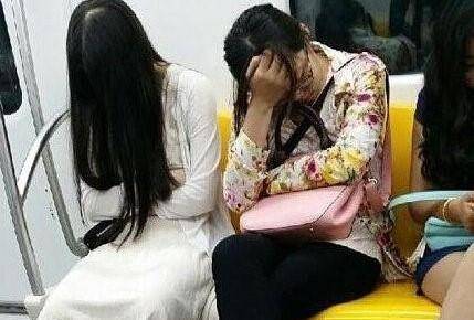 不够|搭地铁时看到一个扎马尾，长得又清秀的女孩。