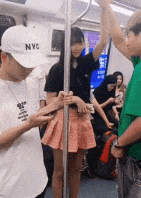 不够|搭地铁时看到一个扎马尾，长得又清秀的女孩。