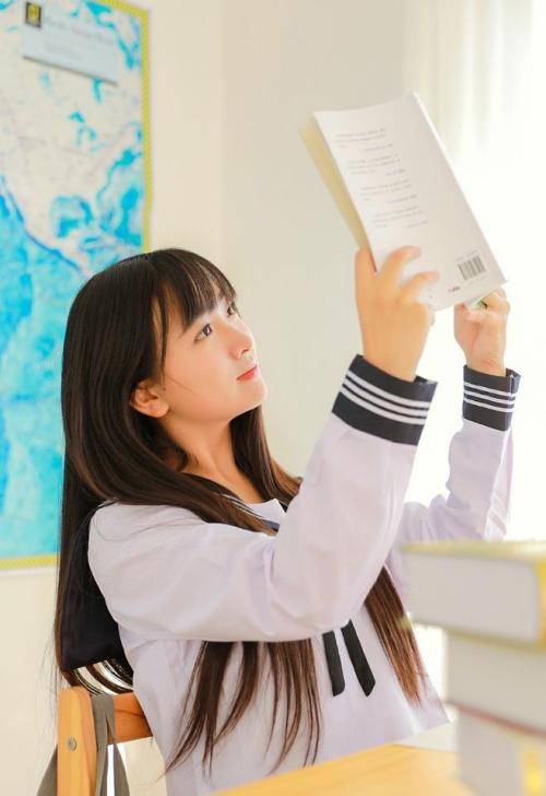 不够|搭地铁时看到一个扎马尾，长得又清秀的女孩。