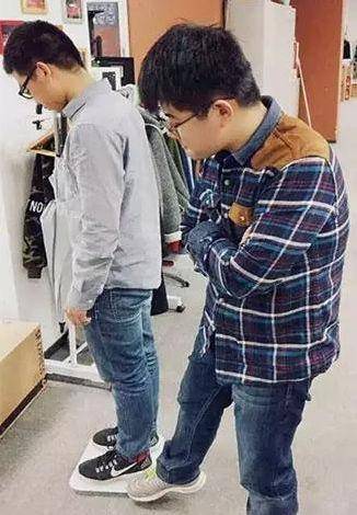 嗡嗡|宿舍突然来了一位阿姨,她往宿舍看了一圈。