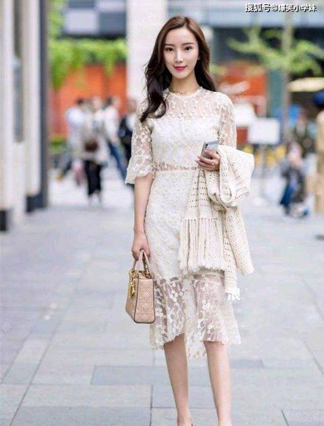 段子|爆笑GIF:妹子你一个手机聊不过来吗?