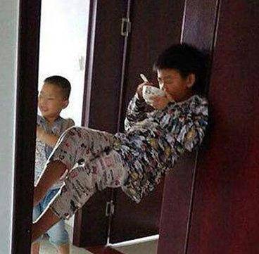 甲鱼|妹子你可真厉害,还敢把手指放在甲鱼嘴边,怎么样它不松口了吧