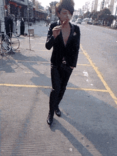 斧子|大姐，你这电车是新买的吧