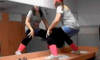 甲鱼|妹子你可真厉害,还敢把手指放在甲鱼嘴边,怎么样它不松口了吧