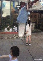 甲鱼|妹子你可真厉害,还敢把手指放在甲鱼嘴边,怎么样它不松口了吧