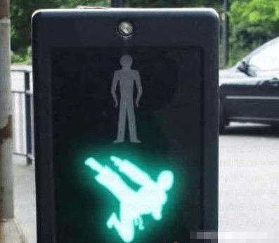 嗡嗡|宿舍突然来了一位阿姨,她往宿舍看了一圈。