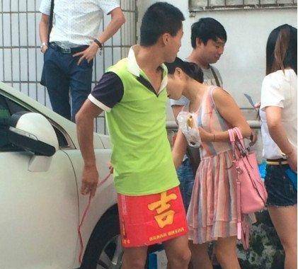 甲鱼|妹子你可真厉害,还敢把手指放在甲鱼嘴边,怎么样它不松口了吧