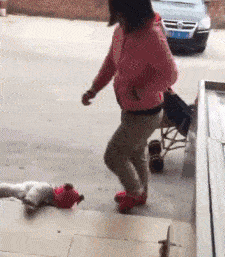 嗡嗡|宿舍突然来了一位阿姨,她往宿舍看了一圈。