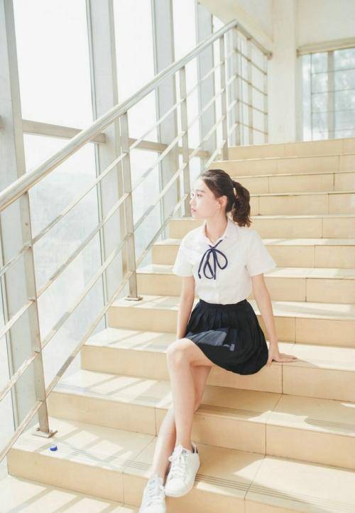 嗡嗡|宿舍突然来了一位阿姨,她往宿舍看了一圈。