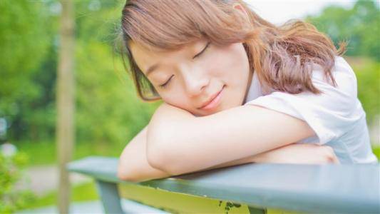 嗡嗡|宿舍突然来了一位阿姨,她往宿舍看了一圈。