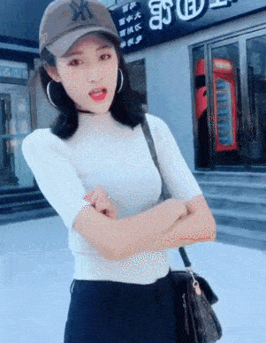 嗡嗡|宿舍突然来了一位阿姨,她往宿舍看了一圈。