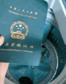 段子|爆笑GIF:妹子你一个手机聊不过来吗?