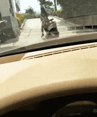 斧子|大姐，你这电车是新买的吧