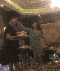 甲鱼|妹子你可真厉害,还敢把手指放在甲鱼嘴边,怎么样它不松口了吧