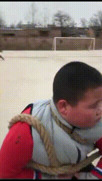 段子|爆笑GIF:妹子你一个手机聊不过来吗?