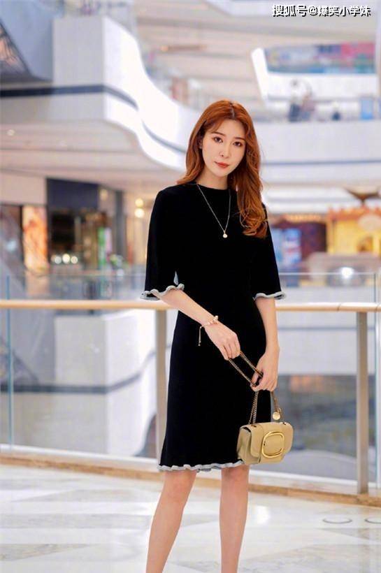 段子|爆笑GIF:妹子你一个手机聊不过来吗?