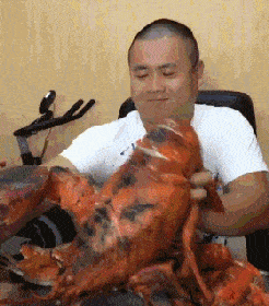 决策|开心一刻：借女同事手机玩游戏，手误打开了相册，她大喊...