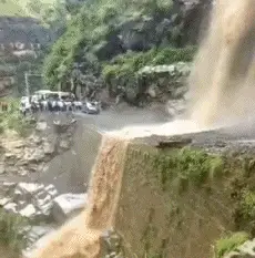 决策|开心一刻：借女同事手机玩游戏，手误打开了相册，她大喊...