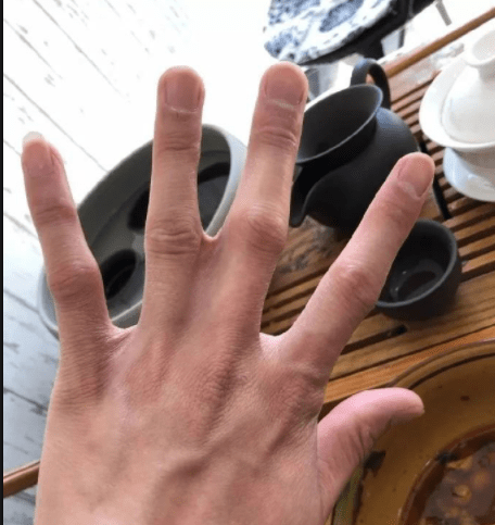 闺女|开心笑话：随一哥们参加村宴，坐旁边的大爷脚下盘着条田园犬