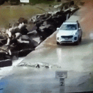 侄儿|搞笑GIF：弟兄们快跑吧，这个人有点二