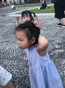 闺女|开心笑话：随一哥们参加村宴，坐旁边的大爷脚下盘着条田园犬