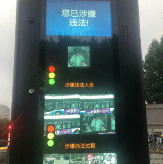 闺女|开心笑话：随一哥们参加村宴，坐旁边的大爷脚下盘着条田园犬