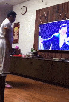 老妈|开心一笑GIF：在这样的地方开车真是太爽了，我也想试试