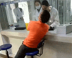 现在|搞笑GIF趣图:妹子烧烤的姿势很霸气