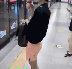 老丈|搞笑gif：兄台，你吃碗面，不至于吧！这面叫做黯然销魂面吧！