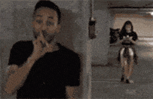 现在|搞笑GIF趣图:妹子烧烤的姿势很霸气