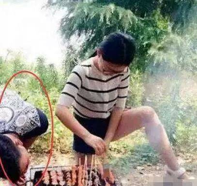现在|搞笑GIF趣图:妹子烧烤的姿势很霸气
