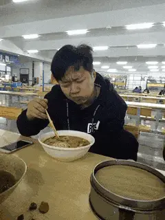 老丈|搞笑gif：兄台，你吃碗面，不至于吧！这面叫做黯然销魂面吧！