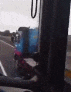 儿子|搞笑GIF：小妹妹，要不要哥哥帮你倒进去？