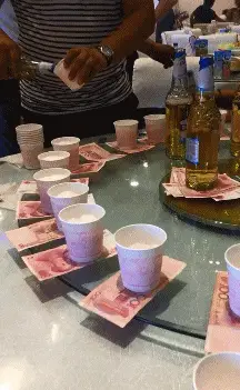 老王|幽默笑话：朋友买了条假金项链，天天戴着上班，有一次下夜班……