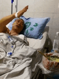 病人|开心一笑GIF：趁大家不注意放个炮，没想到把自己炸晕了