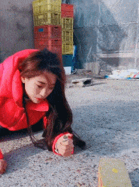 病人|开心一笑GIF：趁大家不注意放个炮，没想到把自己炸晕了