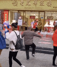 病人|开心一笑GIF：趁大家不注意放个炮，没想到把自己炸晕了