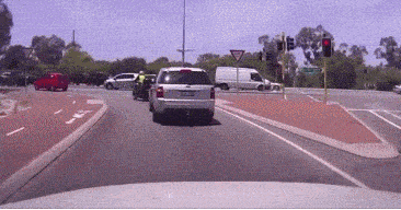 媳妇儿|要不是电线和水管拽着它，它都已经上天了