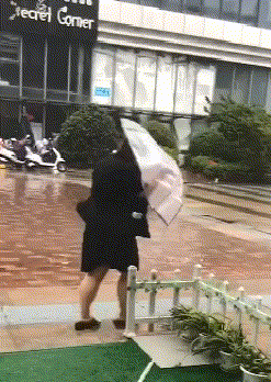 段子|爆笑GIF：妹子就你这身材还需要雨伞吗？