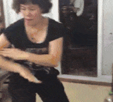 儿子|搞笑段子趣味图片:兄弟你也是个人才啊,用这个办法来看节目