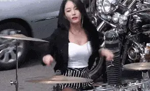 小张|搞笑段子:姑娘看了我一会,扭头对厨房里面喊,爸,有人来砸场子