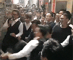 儿子|搞笑段子趣味图片:兄弟你也是个人才啊,用这个办法来看节目