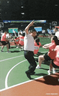 段子|爆笑GIF:考虑过单身狗的感受吗?