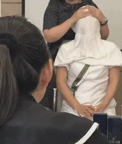 段子|爆笑GIF：这个妹子卸完妆，还是这样的漂亮